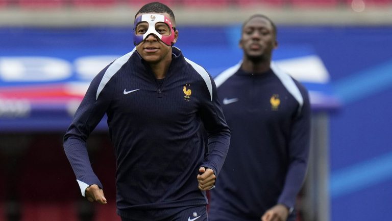 Mbappe’nin Fransa bayraklı maskesi yasaklandı
