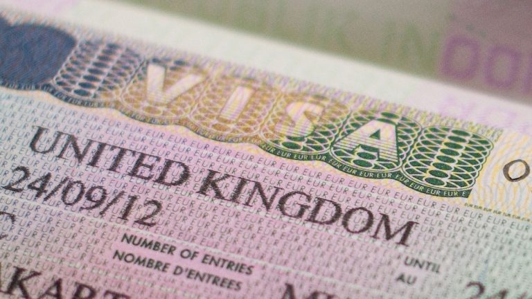 İngiltere turistler ve öğrenciler için vize ücretlerini artırdı