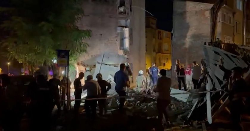 İstanbul – Fatih’te terkedilmiş bina çöktü, yoldan geçen kişi yaralandı