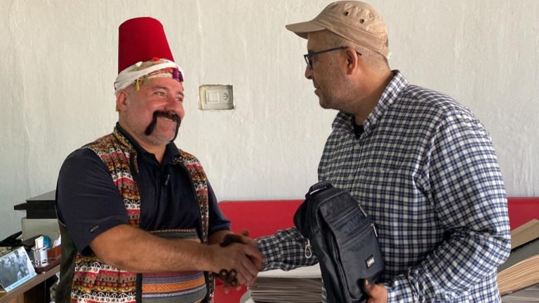 Osmaniyeli bir sokak satıcısı, sokakta bulduğu çantayı sahibine teslim etti.