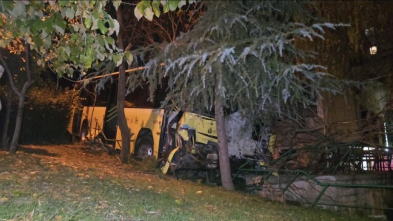 İETT otobüsü park halindeki hafriyat kamyonuna çarptı