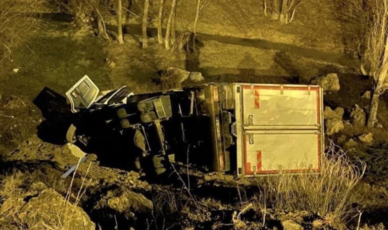 Dönemeyen kamyon hendeğe uçtu: 1 yaralı – Son Dakika Türkiye Haberleri