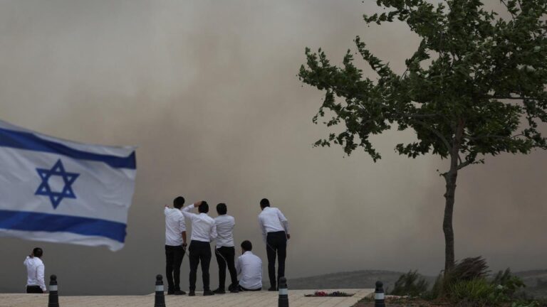 İsrail’in güneyinde ciddi kum fırtınası ortaya çıktı ve ülkenin orta kesiminde yangınlarla savaştı