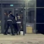 Babasına çocuklarıyla saldıran forvet tutuklandı