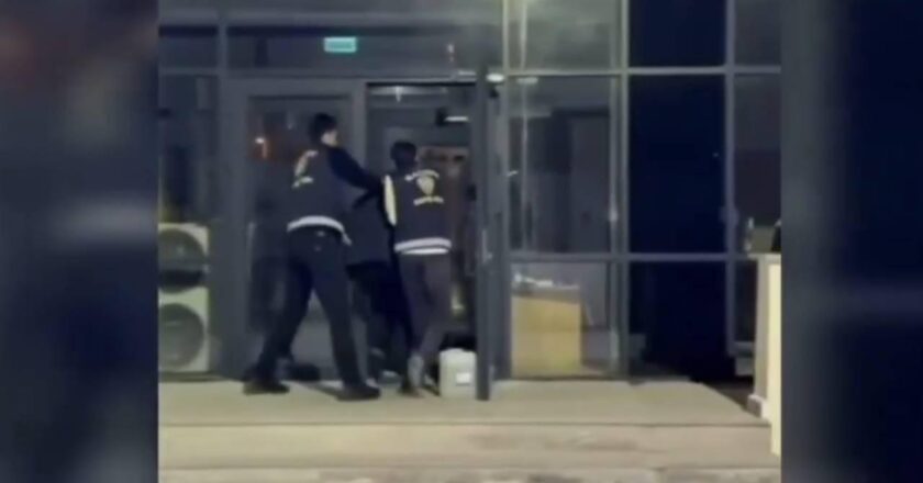 Babasına çocuklarıyla saldıran forvet tutuklandı