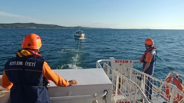 Dardanelle’ye sürüklenen tekne kurtarıldı