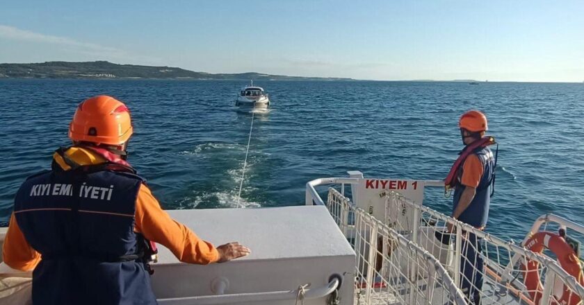 Dardanelle’ye sürüklenen tekne kurtarıldı