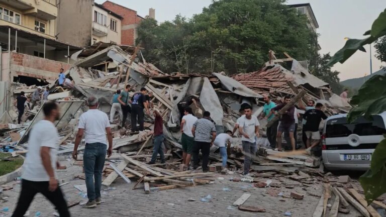 Yerlikaya Baliekesir Depremin Tanımı: “Tam projeksiyonu arayın, 1 vatandaş hayatını kaybetti, 16 binada çöküş var, 12 tanesi aldatıyor” – Türkiye haberlerini kırıyor