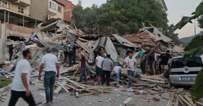 Yerlikaya Baliekesir Depremin Tanımı: “Tam projeksiyonu arayın, 1 vatandaş hayatını kaybetti, 16 binada çöküş var, 12 tanesi aldatıyor” – Türkiye haberlerini kırıyor