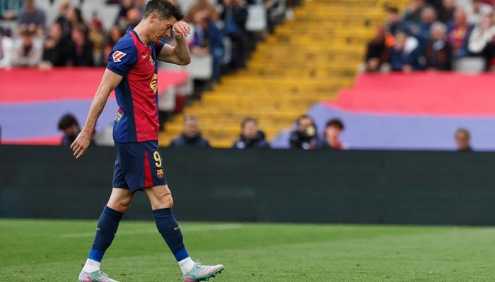 Şampiyondan Barcelona’ya kötü haber! Polonyalı forvet Lewandowski’nin sol uyluk kasında yırtık olduğu belirlendi… –
