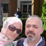 Eşini 22 bıçakla öldüren koca, “Kolumda Ebru yazıyor, sonsuzluk işareti var” diyerek kendini savundu.